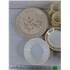Image 2 : Corning Ware Dining Plates & Cups