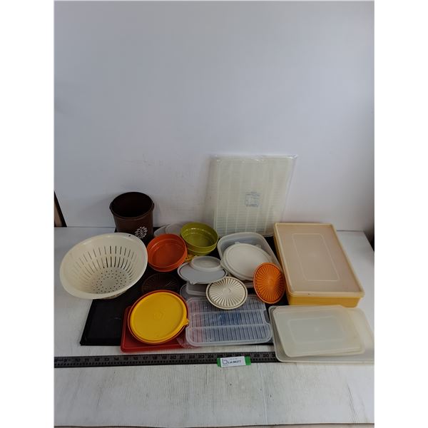 Assorted Mostly Mismatched Tupperware Containers & Lids