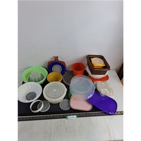 Assorted Mostly Mismatched Tupperware Containers & Lids