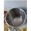 Image 3 : (2) Utensils Sorting Trays, (2) Pots, (1) Bowl, (5) Pot Lids