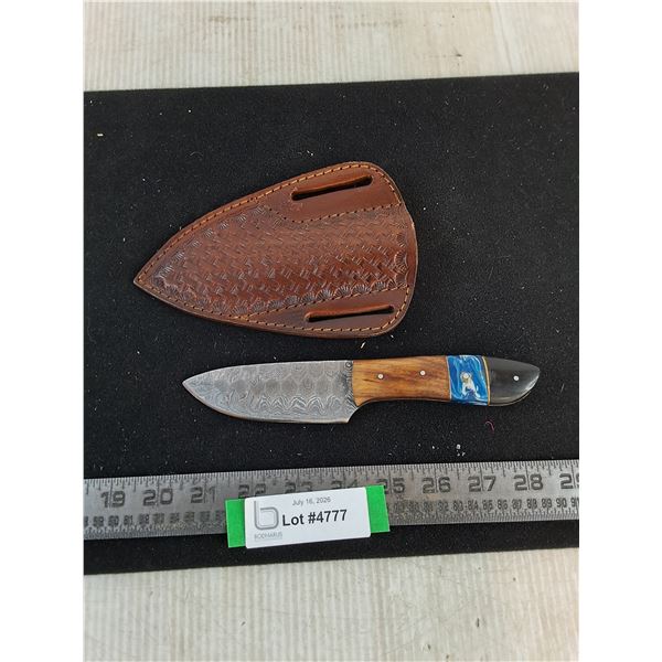Damascus Steel Fixed "Honeycomb Pattern" Blade Knife w/Wood, Resin & Horn Handle, Leather Sheath