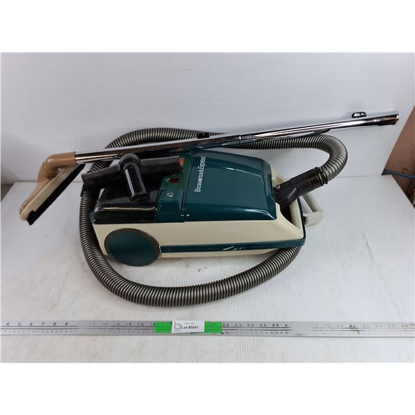 Beaumark Express Vacuum Cleaner - Powers On, As Is, Pickup Only