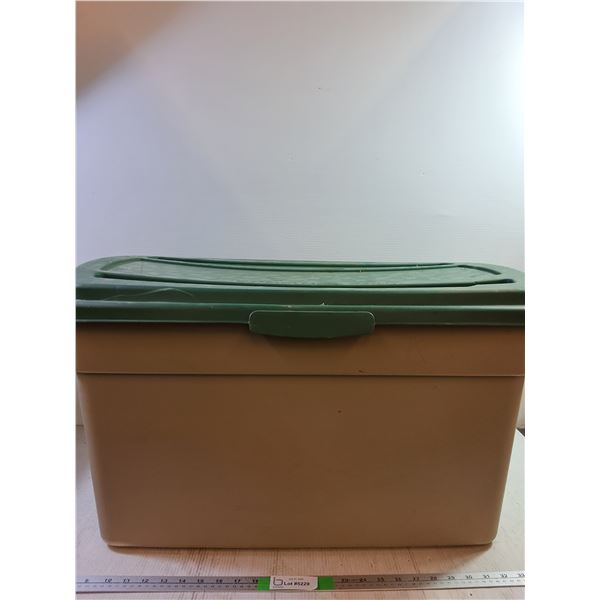 **Rubbermaid Plastic Tub 30''x20''x16'', Pickup Only