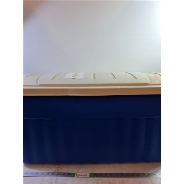 **Rubbermaid Plastic Tub 30''x20''x17'', Pickup Only