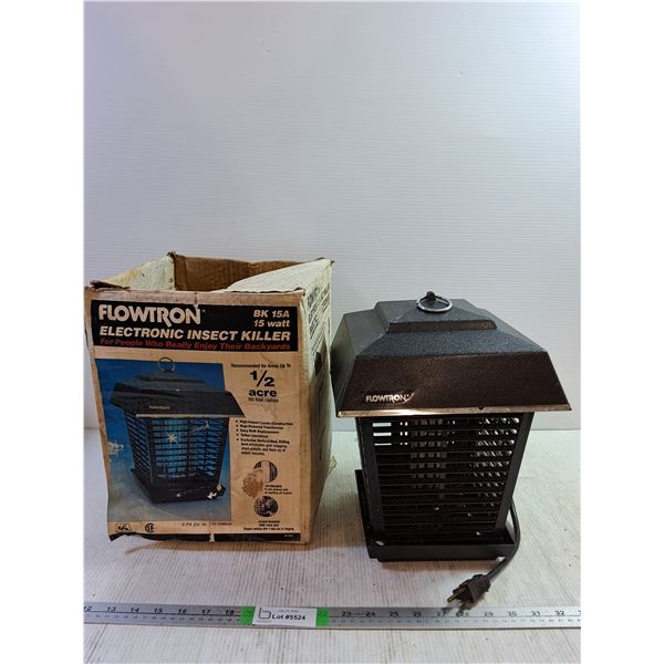 Flowtron Electronic Insect Killer  Lamp Powers On