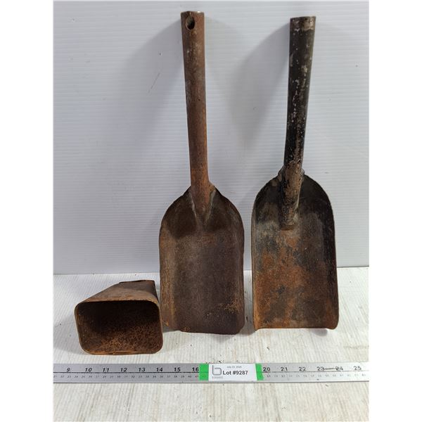 (2) Vintage Metal Feed Scoops,Rusty Metal Cow Bell-missing internal part