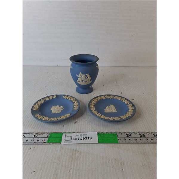 Wedgwood Jasperware Vase & (2) Ashtrays