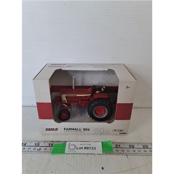 Farmall 806 1:32 Scale Model Tractor, NIB
