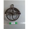 Image 1 : Antique Cast Iron Well Pulley Wheel