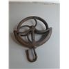 Image 2 : Antique Cast Iron Well Pulley Wheel