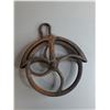 Image 3 : Antique Cast Iron Well Pulley Wheel