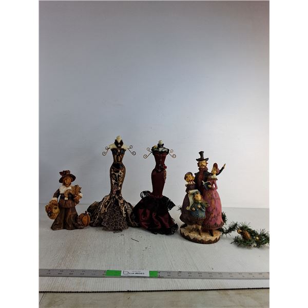Ganz Pilgrim Figurine, Victorian-Style Dresses, Christmas Caroler Family Figurine
