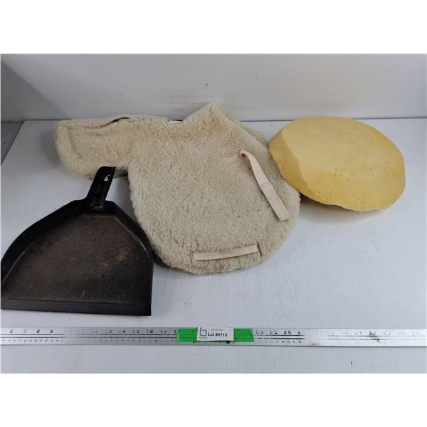 Dust Pan, Canterbury Horse Saddle Pad