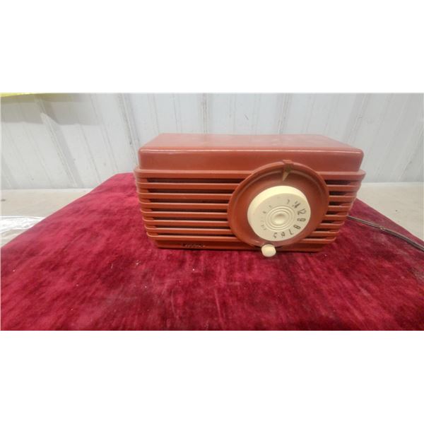 RCA Nipper Vintage AM Radio, Reddish-Brown Bakelite Case with Cream Tuning Dial, 1946r