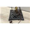 Image 5 : Lot of Three Vintage Table Lamps: Ceramic, Brass Double-Arm, and Gooseneck Base