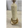 Image 7 : Lot of Three Vintage Table Lamps: Ceramic, Brass Double-Arm, and Gooseneck Base