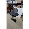 Image 5 : Bloom Fresco High Chair with Black Frame, Gray Seat Insert, Tray, and Five-Point Harness