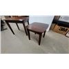 Image 4 : 2 Modern Dark-Stained Wood Nesting Tables with Tapered Legs, Set of Two Biggest 22 x 27 x 19"