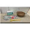 Image 1 : Hasbro Easy-Bake Ultimate Oven with Accessories, Cake Pan, Wicker Basket, Santa Cake Pan and More