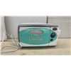 Image 2 : Hasbro Easy-Bake Ultimate Oven with Accessories, Cake Pan, Wicker Basket, Santa Cake Pan and More