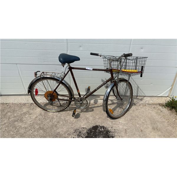 Vintage 1970s Raleigh Men's Multi-Speed Bicycle with Wire Basket and Rear Rack