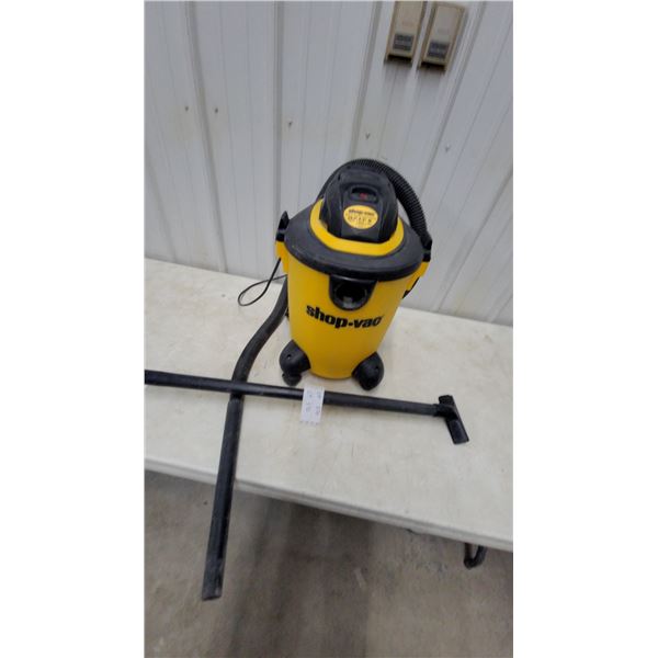 Shop-Vac 22.7 Litre 2.5 Peak Horsepower 6 Gallon Wet/Dry Vacuum with Attachments