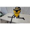 Image 3 : Shop-Vac 22.7 Litre 2.5 Peak Horsepower 6 Gallon Wet/Dry Vacuum with Attachments