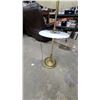 Image 2 : Vintage Mid-Century Modern Brass Floor Lamp with Integrated White Table and Gold Trim Shade