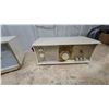 Image 6 : Vintage Philco Transitone Tabletop Radio, GE Dual-Clock Radio, Zenith Tube Radio, 3x