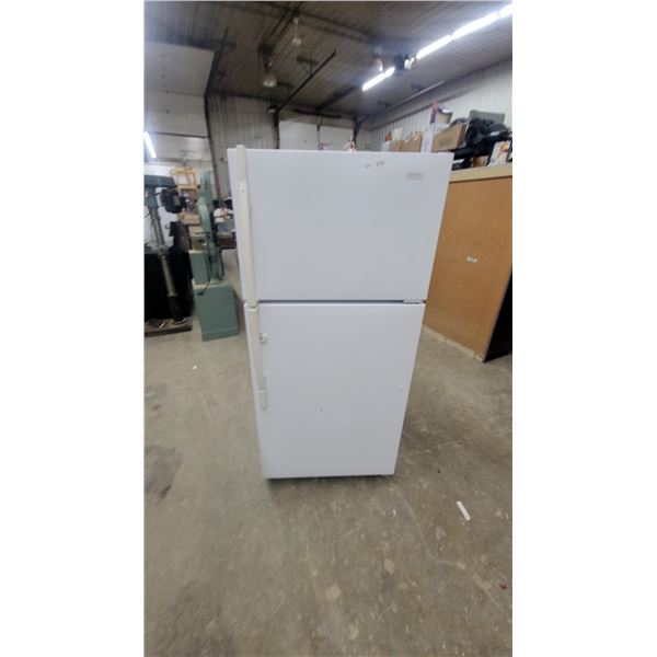 Maytag Performance Series White Top-Freezer Refrigerator 60 x 29 x 27"