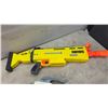 Image 5 : Nerf Fortnite AR-L Dart Blaster with Assorted Nerf Blasters and Slingshots