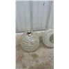Image 4 : Pair of Vintage Mid-Century Modern Spherical Lucite Light Shades