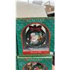 Image 3 : Christmas Decor Lot:Dickens Collectables Light Up House, Lumière 1998 Hand-Blown Glass Santa