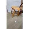 Image 3 : Vintage Wooden Banker's Armchair with Slat Back and Light Wood Round Stool