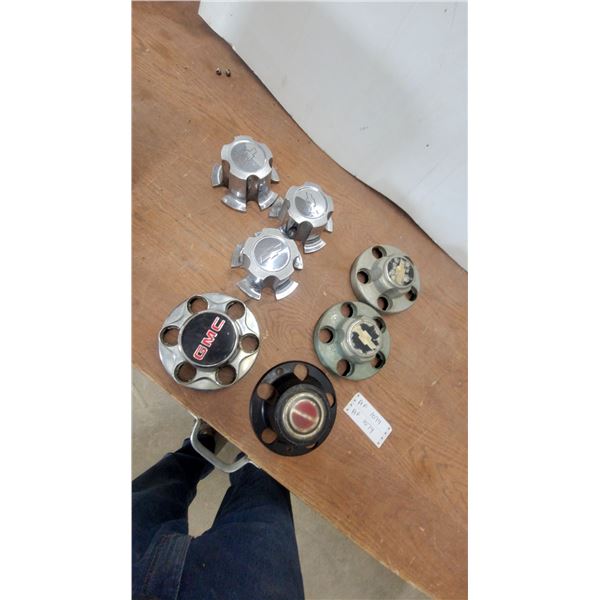Chevrolet and GMC Wheel Center Caps and Manual Locking Hub, 7 Pieces