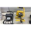 Image 6 : 2 HDX Portable Halogen Work Lights, 500 Watt, and 2 NUMA Yellow-Framed Halogen Work Light