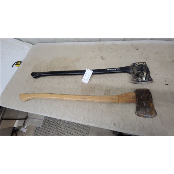 Single-Bit Axe with Wooden Handle and Crapper 1936 Splitting Axe with Fibre-Core Handle