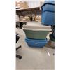 Image 2 : Rubbermaid Roughneck Hinged Storage Totes, 31 x 20 x 18", Blue and Green 5x