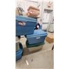 Image 3 : Rubbermaid Roughneck Hinged Storage Totes, 31 x 20 x 18", Blue and Green 5x