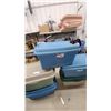 Image 4 : Rubbermaid Roughneck Hinged Storage Totes, 31 x 20 x 18", Blue and Green 5x