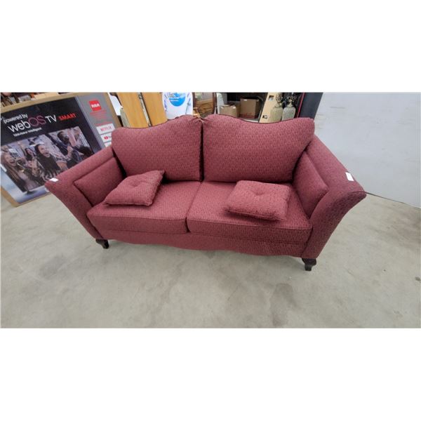 Traditional Two-Seater Loveseat Sofa in Burgundy Textured Fabric With Rolled Arms and Accent Pillow