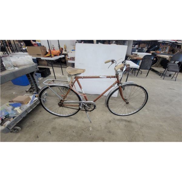 Vintage Super Cycle Bicycle with Chrome Fenders, Rear Rack, and Front Dynamo Headlight 25"