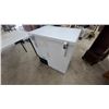Image 4 : White Two-Lid Chest Freezer with Internal Wire Basket 34 x 31 x 22"
