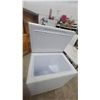 Image 5 : White Two-Lid Chest Freezer with Internal Wire Basket 34 x 31 x 22"