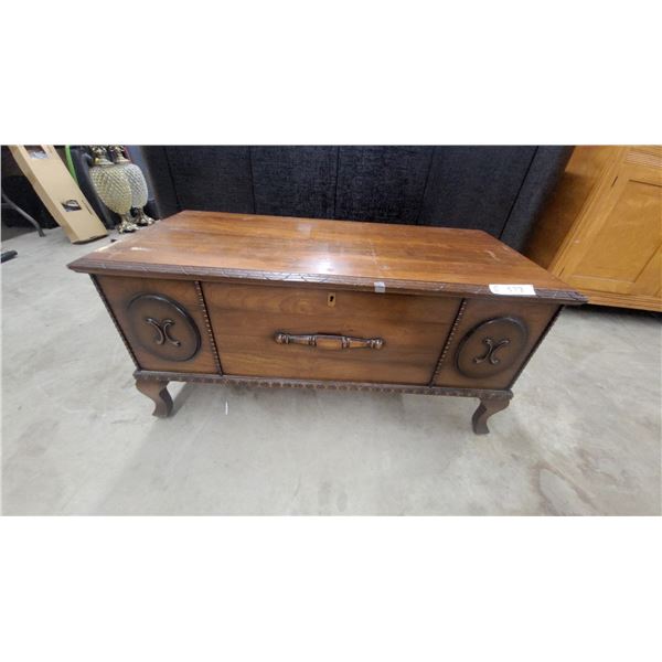 Traditional Style Wooden Console Cabinet with Carved Reeded Trim and Cabriole Legs19 x 40 x 18"