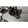 Image 6 : Antique Singer Model 27 Hand-Crank Sewing Machine, 1889, with Wooden Base and Bentwood Cover