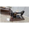 Image 7 : Antique Singer Model 27 Hand-Crank Sewing Machine, 1889, with Wooden Base and Bentwood Cover