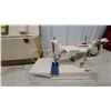 Image 2 : Singer Featherweight 221 Portable Electric Sewing Machine in Beige with Carrying Case