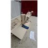 Image 3 : Singer Featherweight 221 Portable Electric Sewing Machine in Beige with Carrying Case