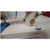 Image 6 : Singer Featherweight 221 Portable Electric Sewing Machine in Beige with Carrying Case